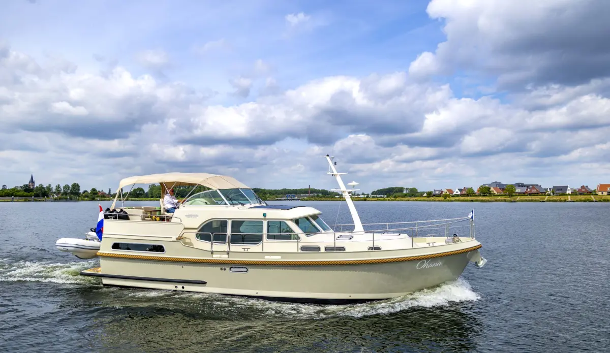 Zijaanzicht van een Linssen Grand Sturdy 40.1 AC